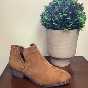 Pierre Dumas Tan Suede Booties….. Size 8.5